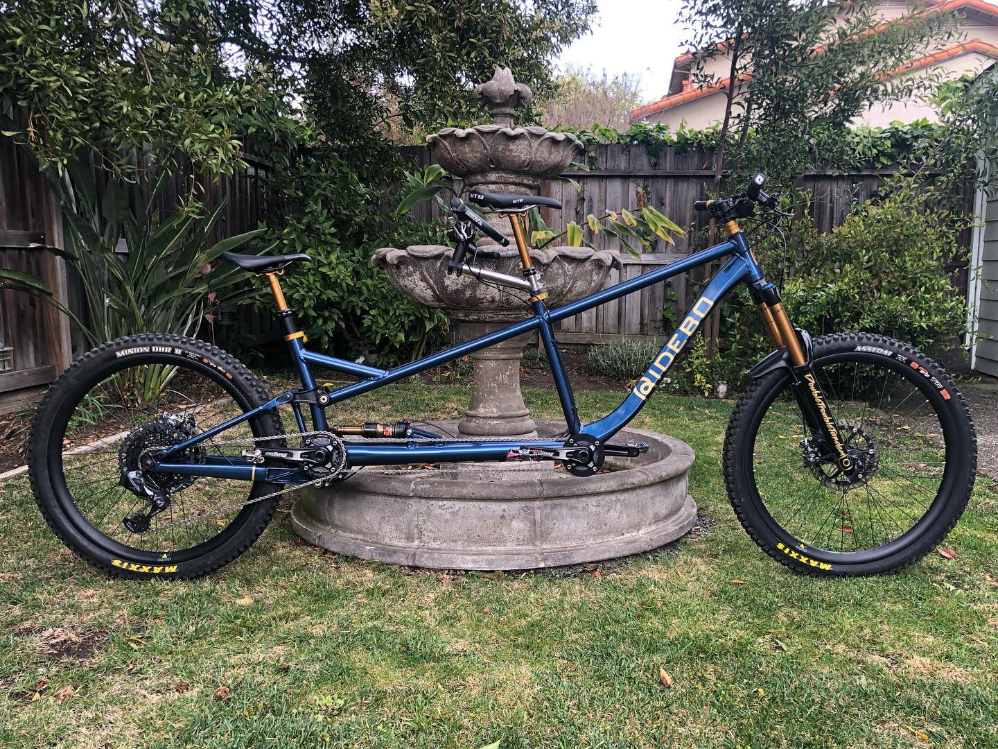 Este tandem de doble suspensión es perfecto para hacer Mountain Bike