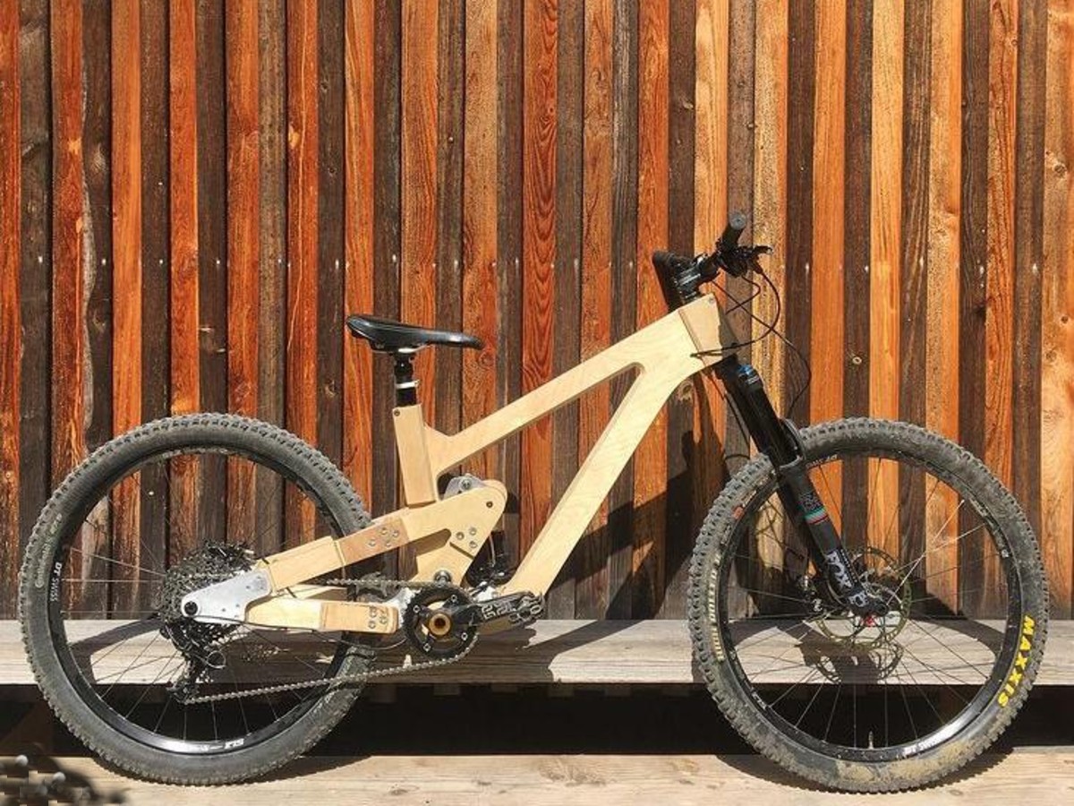 Bene Mack el creador de esta MTB de hecha madera