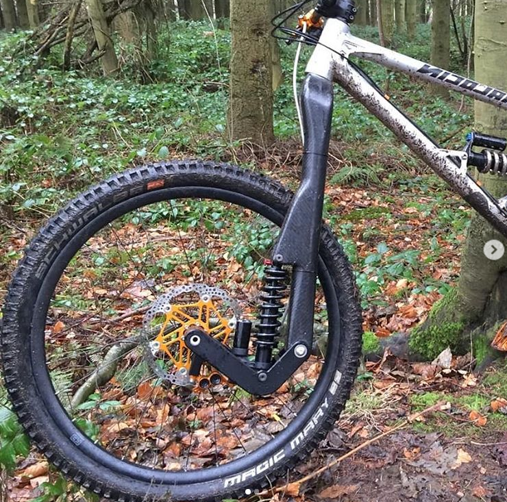 Tratamiento sitio prototipo Carbonwasp muestra su prototipo de horquilla de suspensión para bicicleta