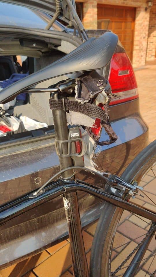 Un cartucho de Co2 explota en una bicicleta y causa daños materiales a un  coche