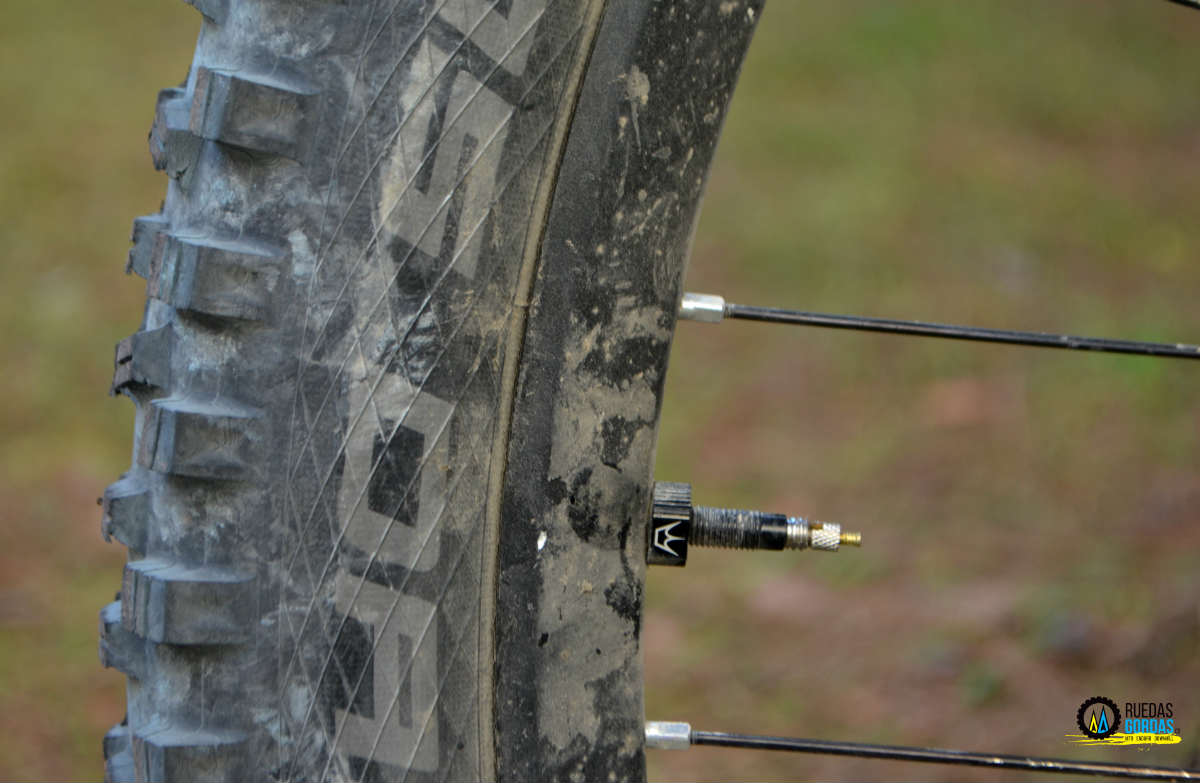 Quitar el líquido tubeless seco de una rueda