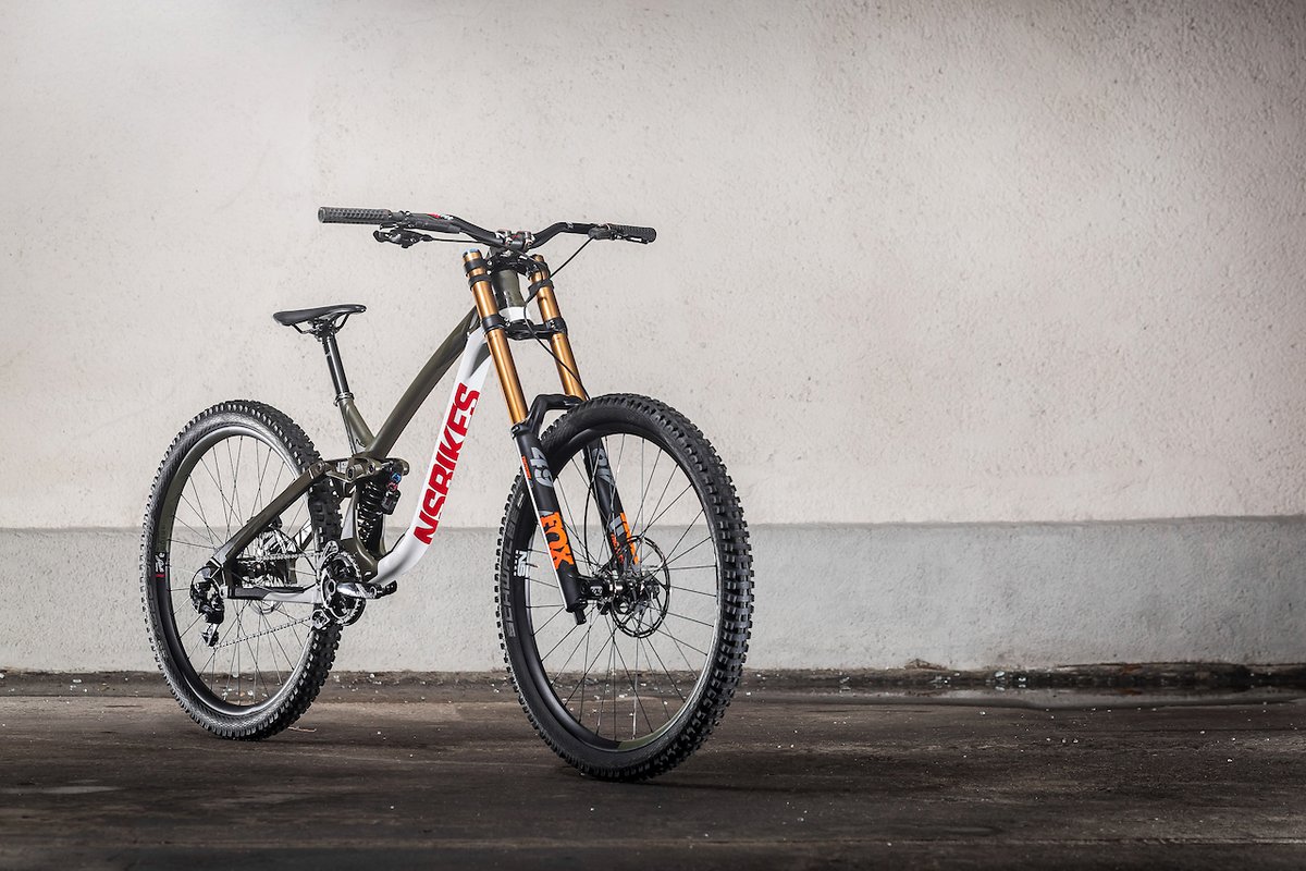 La bicicleta descenso NS Bike Fuzz 29