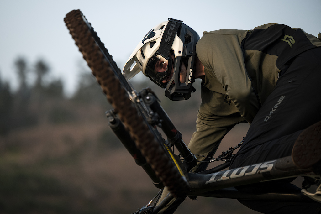 Bluegrass Vanguard: Nuevo casco integral ligero y ventilado para enduro
