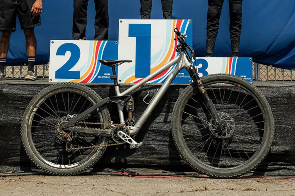 Primera victoria de una DH con rueda de 32' : El Mega Mullet triunfa en la Seaotter