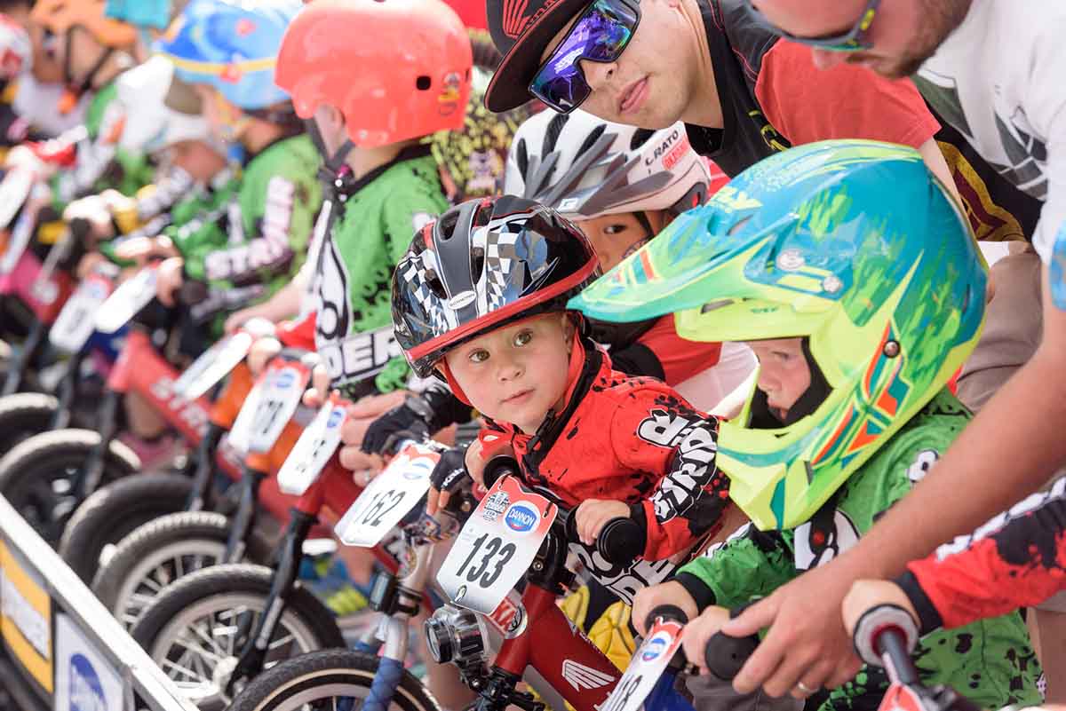 Niños de 2 años compiten en divertida carrera de bicicletas en Fort Worth