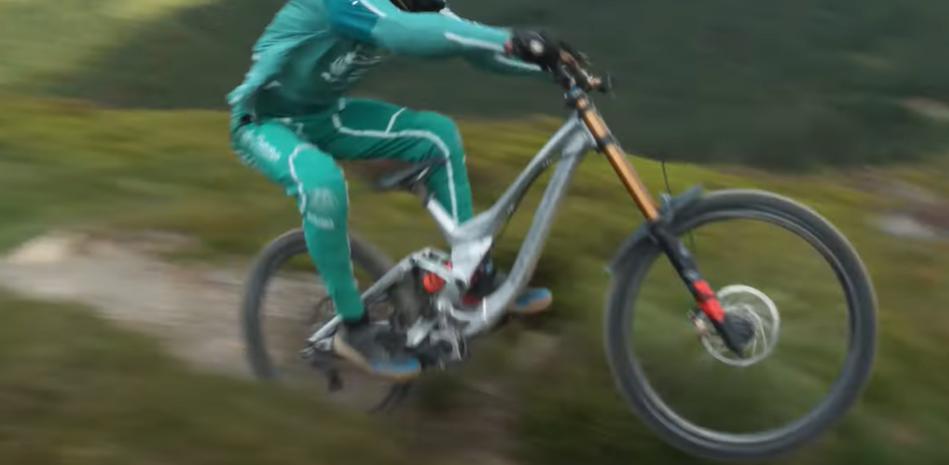 Joe Breeden probando el prototipo de la bici Intense M279 HP6