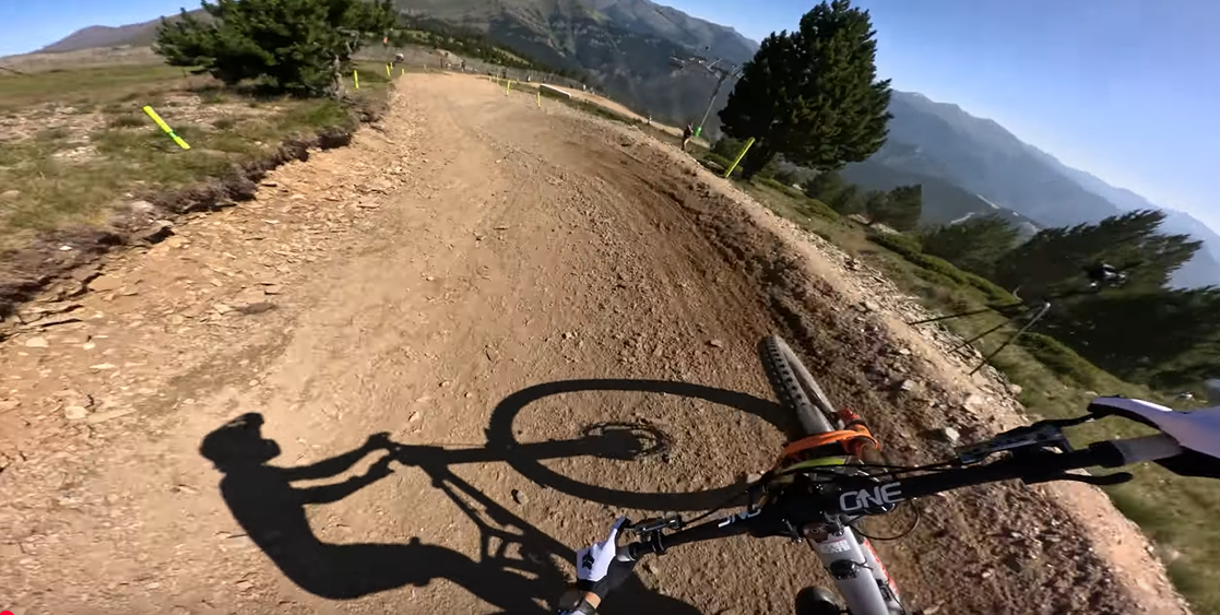 Jackson Goldstone nos enseña el circuito de la World Cup DH Andorra 2025